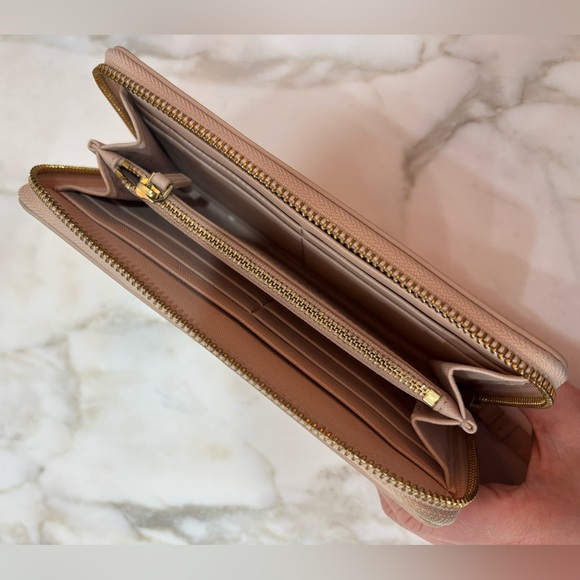 Tory Burch Valentine Wallet in Cream color - Like New - Picture 2 of 3